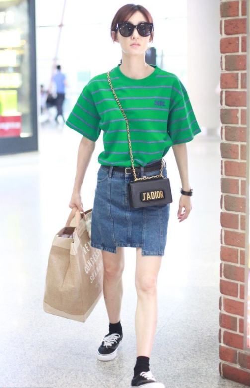王丽坤不愧是素颜女神，绿T恤配牛仔裙走机场，这才18岁吧！请问南京路怎么走的英文