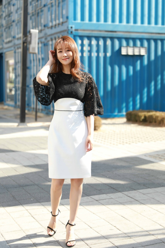 陈紫函毫不在意大骨架,一字肩小黑裙秀锁骨,满满国际范,超漂亮