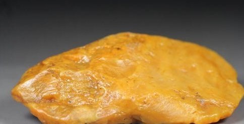 打工姑娘在河边捡到一小块黄色石头,卖了10万元,是什么宝石?_腾讯新闻