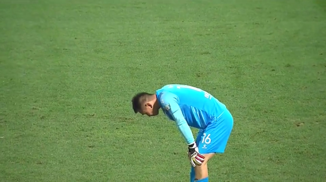 低级失误中甲比赛出现奇葩乌龙球门将反手将球扔进自家大门