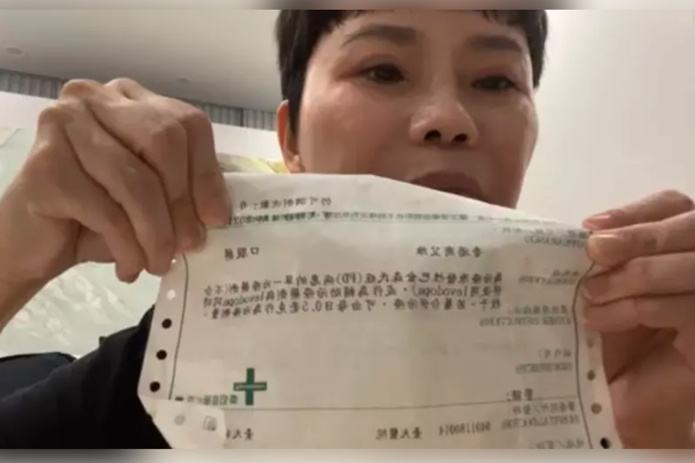 詹雅雯秀出药袋,证明的确有在服用帕金森氏症的药物.