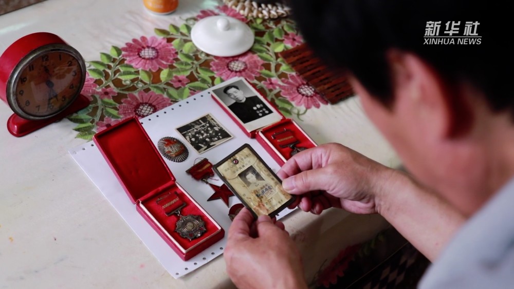 1949年10月1日,程德贵和工友们扭着秧歌去参加开国大典,成为一名堂堂