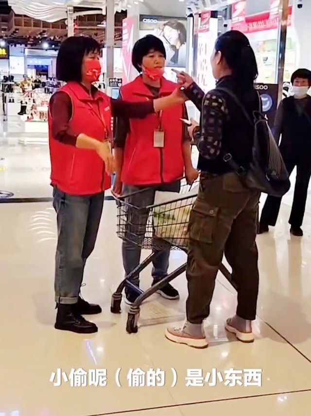 时髦女超市偷一盒巧克力,被抓包当场恼羞成怒,猛扇女店员一巴掌