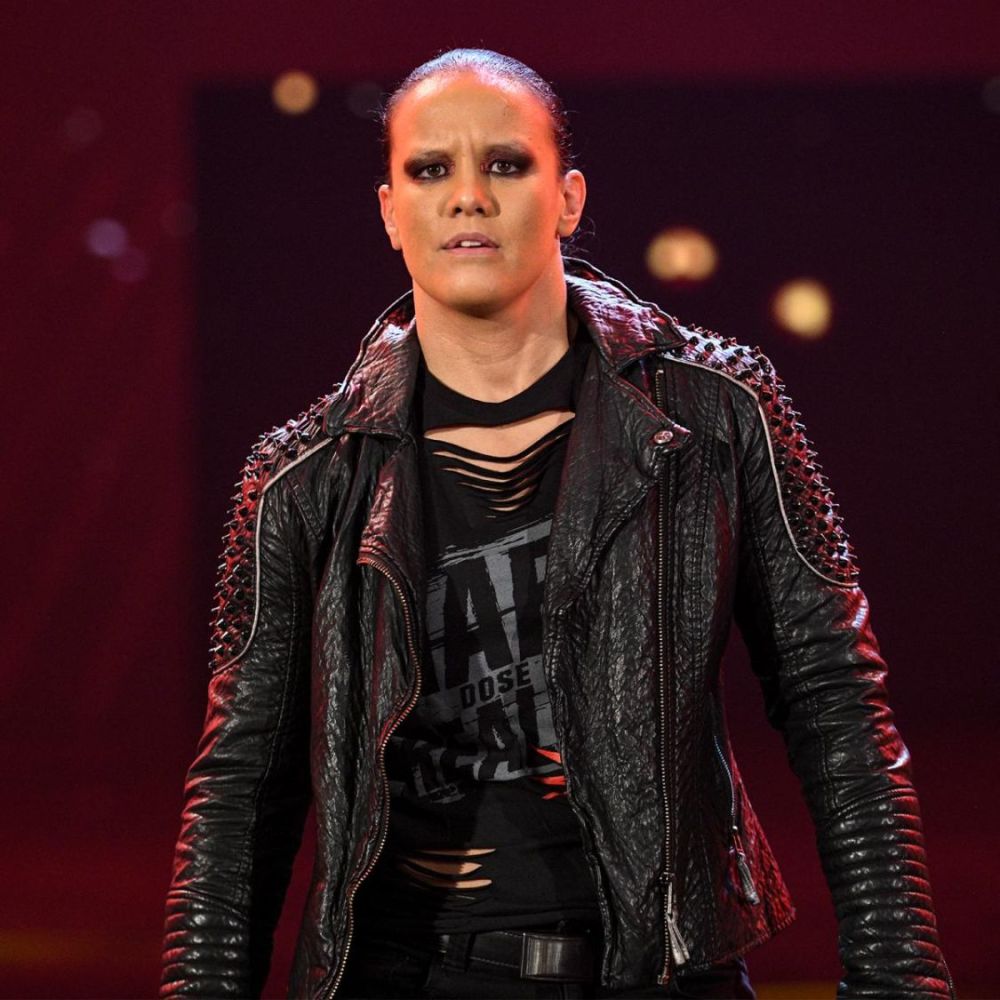 但不知怎的,在wwe的重拳过程中,善娜·巴斯勒总是迷失在混乱中,从未