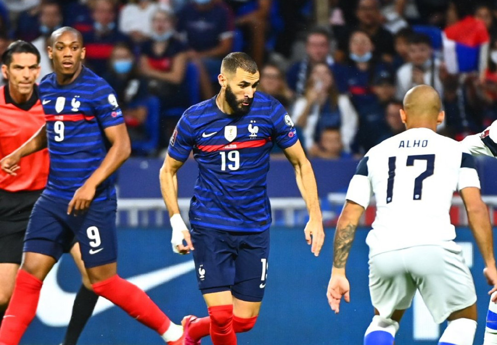 不过姆巴佩依旧是法国国家队的头号球星,他依旧会是首发,另一名前锋