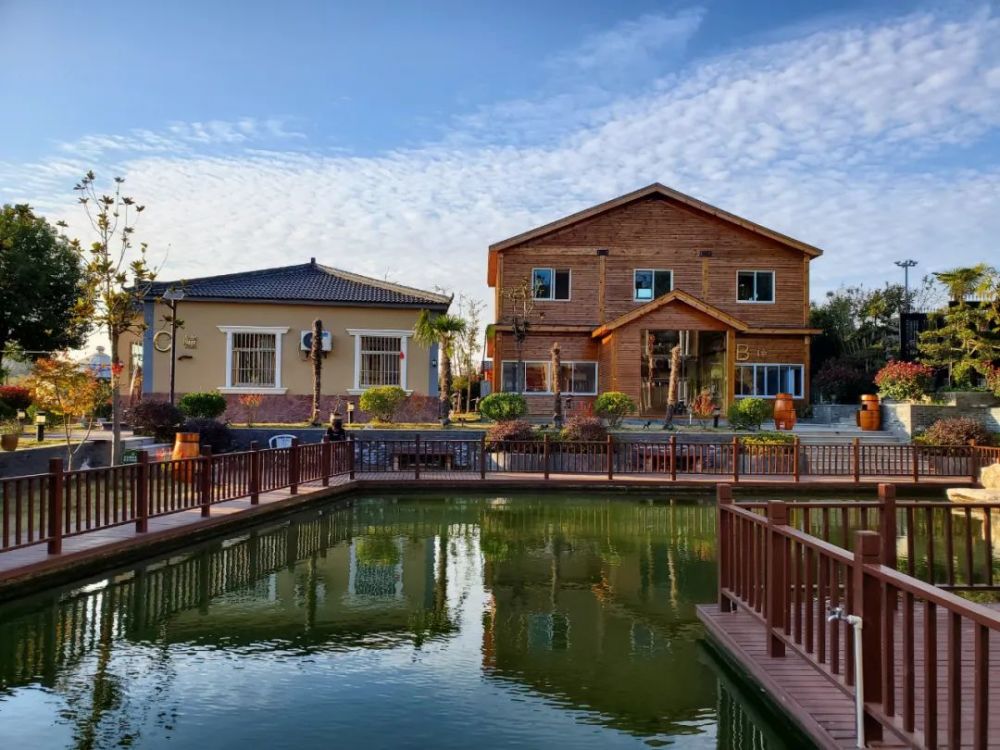 神龙山庄就像是拥有自然气息和人文风光的乐土给予你休息放松的空间在