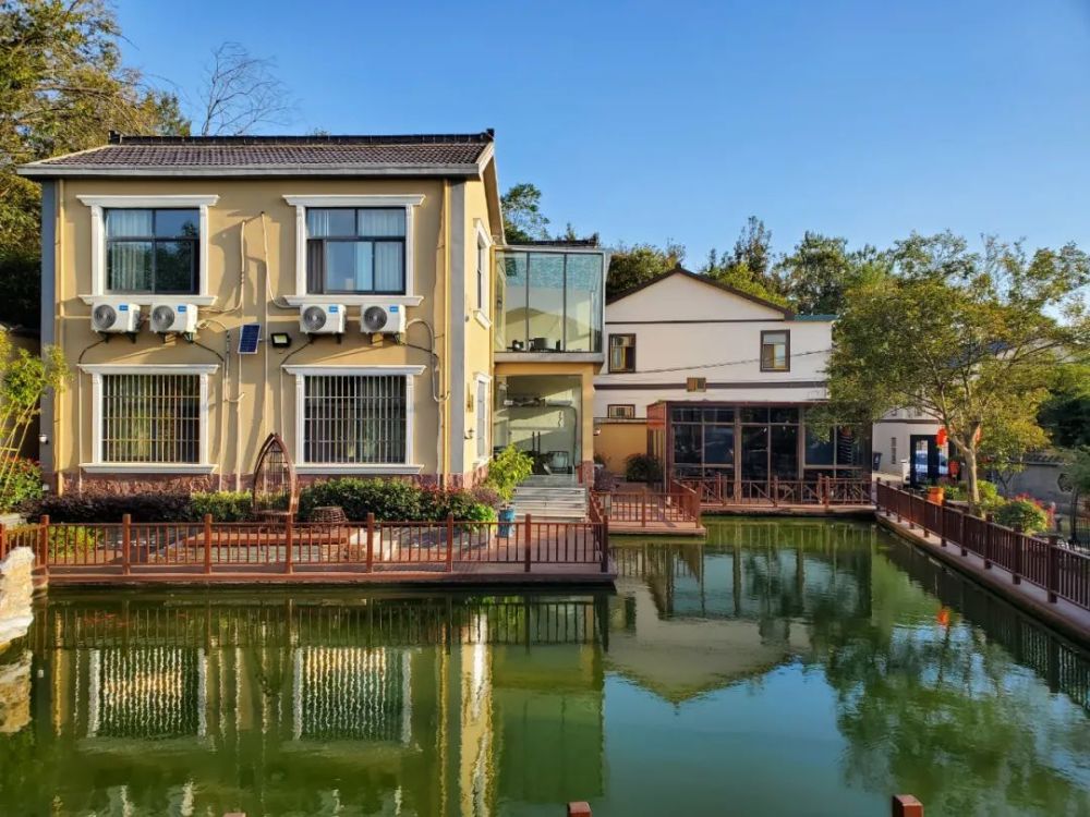 神龙山庄就像是拥有自然气息和人文风光的乐土给予你休息放松的空间在