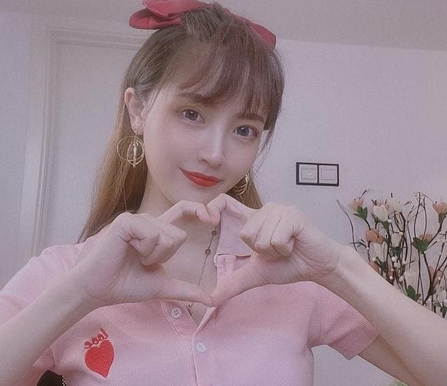 全红婵师兄陈艾森恋情曝光携红姐同游游乐园漂亮女友低调跟随