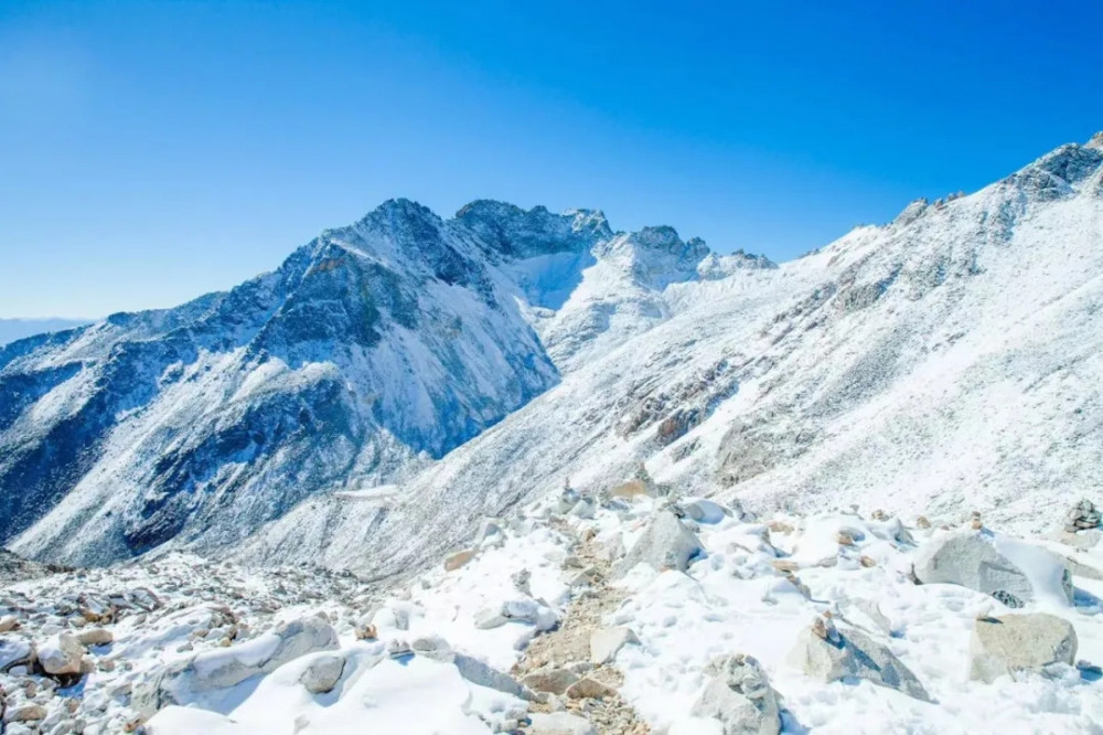 美!四川达古冰川雪山之巅再次迎来大雪_腾讯新闻