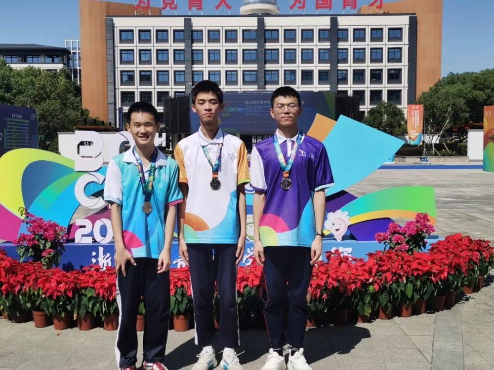 安溪一中3位参赛选手过关斩将,均获佳绩.陈毅辉同学和陈伟顺同学获