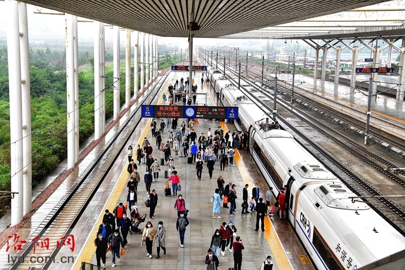 洛阳龙门站迎来返程客流高峰组图