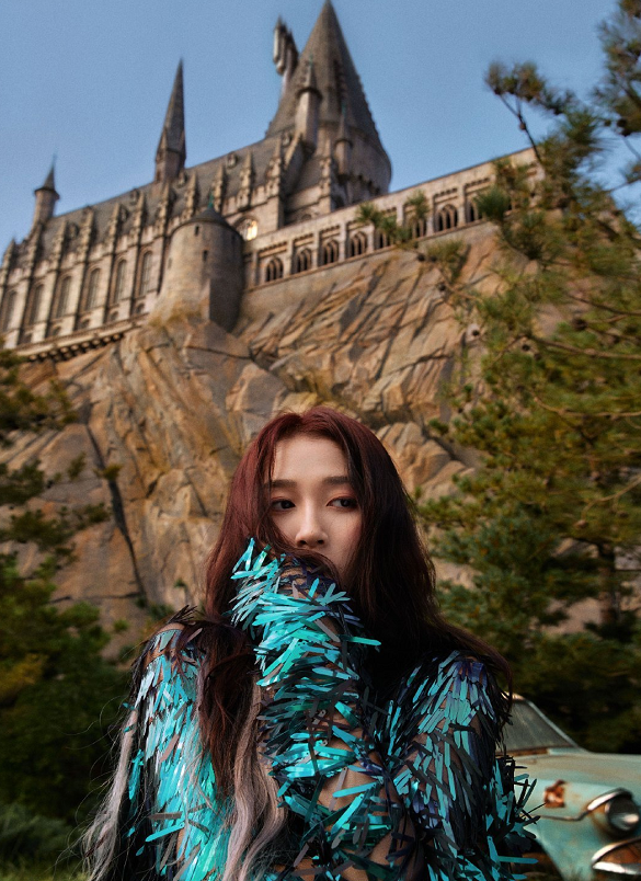 关晓彤环球影城拍摄魔法大片,黑白风格照超有年代感!颜值拉满了