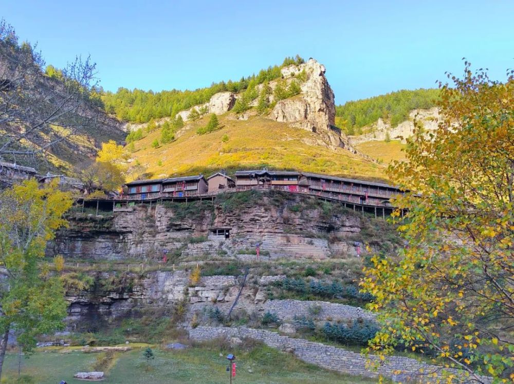 芦芽山风景区已进入秋色最佳观赏期48万亩彩色林海美如画