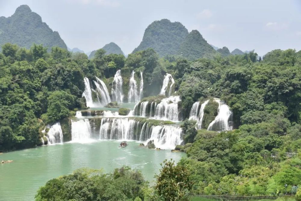 德天跨国瀑布景区地处中国南疆边陲,位于广西壮族自治区崇左市被赋予"