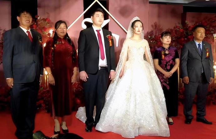 陈亚男直播间嫌弃朱单伟称其婚后无所事事目前二人已暂时分开