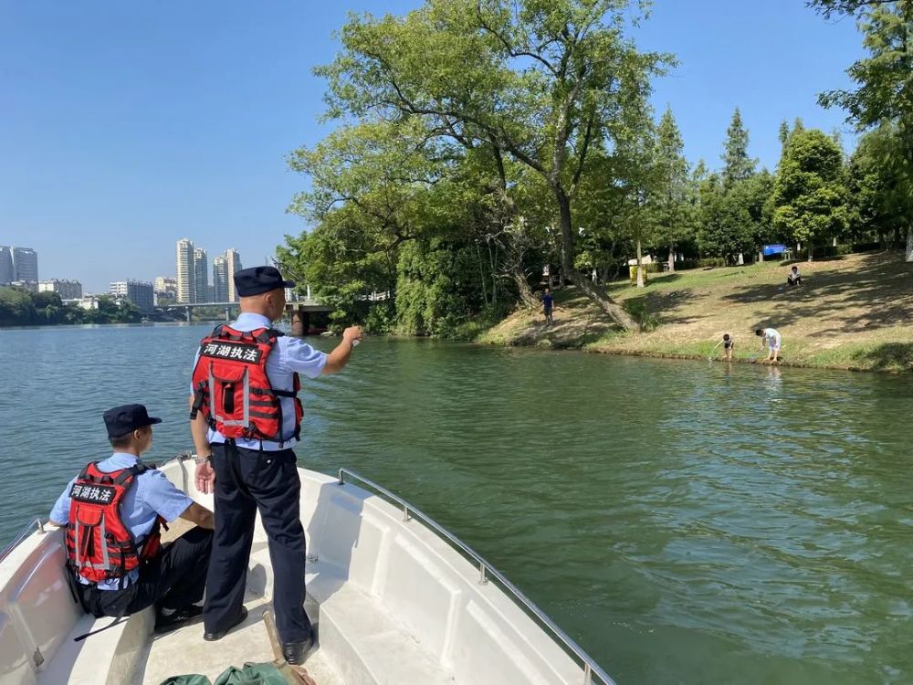 鹰潭市公安局水上分局民警对信江河水域进行巡查,积极劝离河边未带