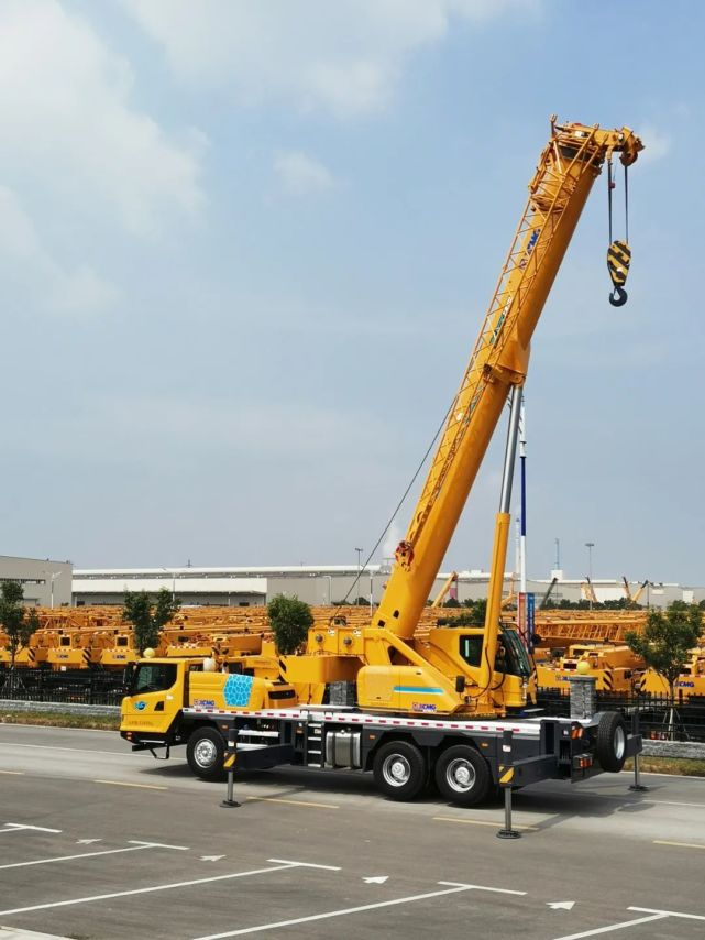 三大厂的顶配25吨吊车,中联却作弊了,参数表太吓人,老50的配置25的价