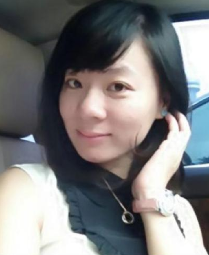 他的老婆则是《我爱记歌词》节目的编导秦利鸽,夫妻俩一直过得挺低调.