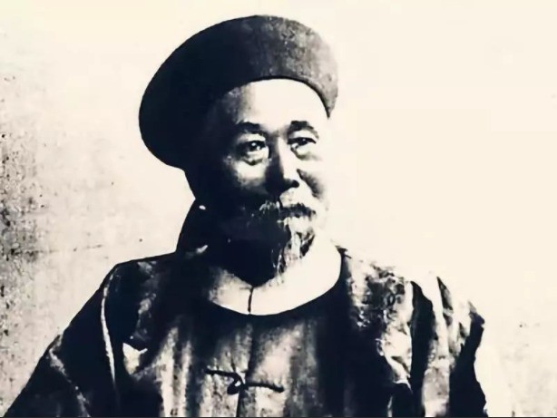 并令前期为朝廷平叛屡立战功的,时任东阁大学士的左宗棠派兵进剿