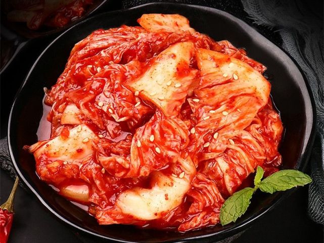 而且可随吃随取非常方便,久而久之泡菜便成了朝鲜人民传统的食物