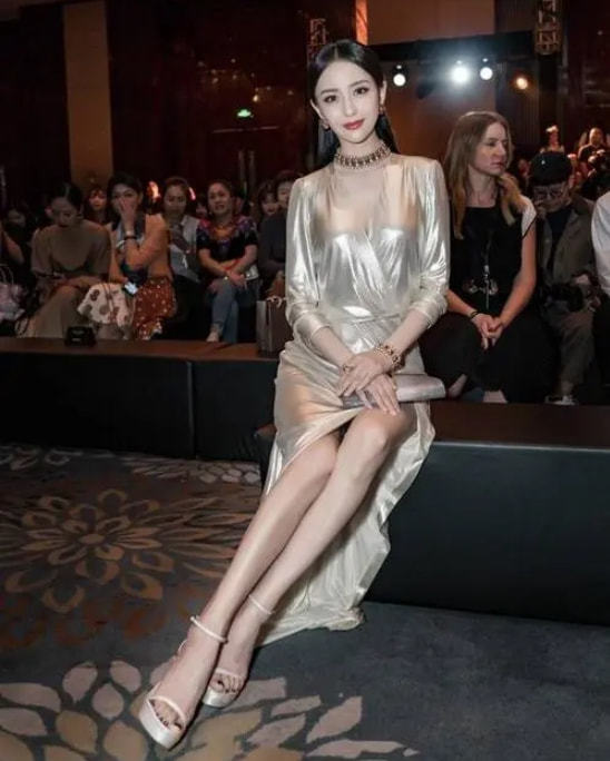 佟丽娅的高光时刻,穿锡纸裙坐在凳子上凹造型,连脚趾头都是美的