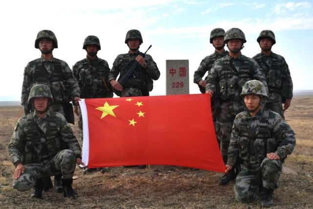 军人与国旗的最美合影,哪一组图美到了你?