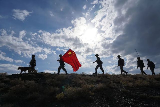 军人与国旗的最美合影,哪一组图美到了你?