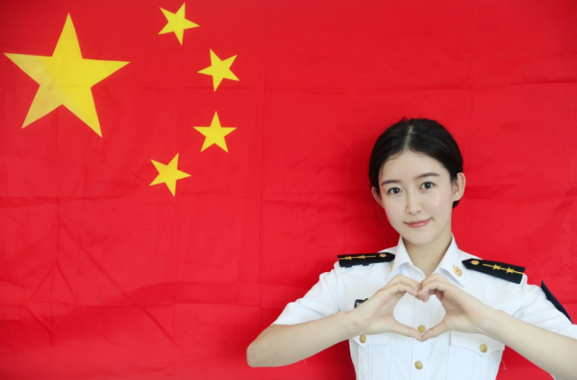 军人与国旗的最美合影,哪一组图美到了你?