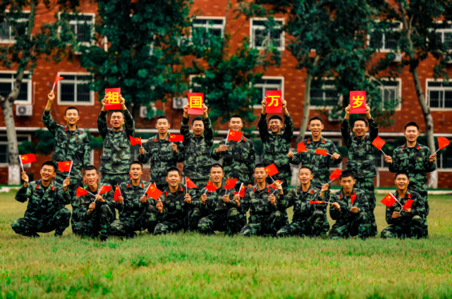 军人与国旗的最美合影,哪一组图美到了你?