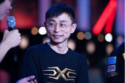 在这档节目当中,水晶哥也是为观众们点评此次s11全球