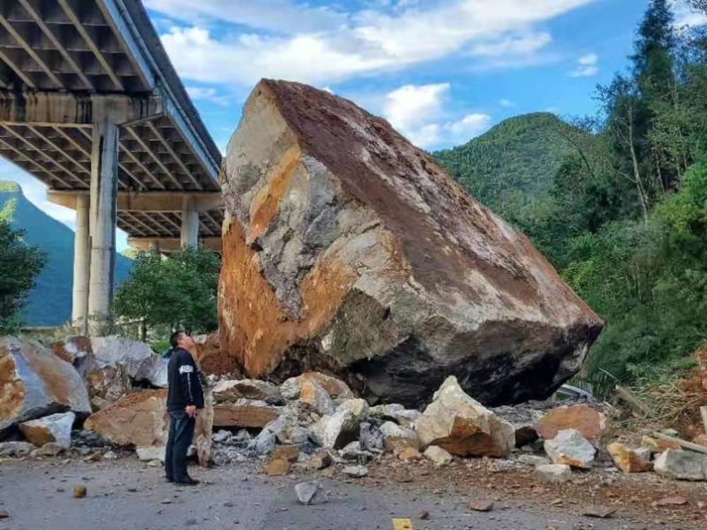 四川朝天境内一巨石坠落路中央致g108国道中断 车辆需绕行