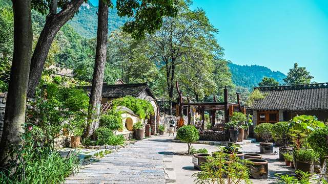 云丘山康家坪古村落,依山而建,周围还有绿树环绕