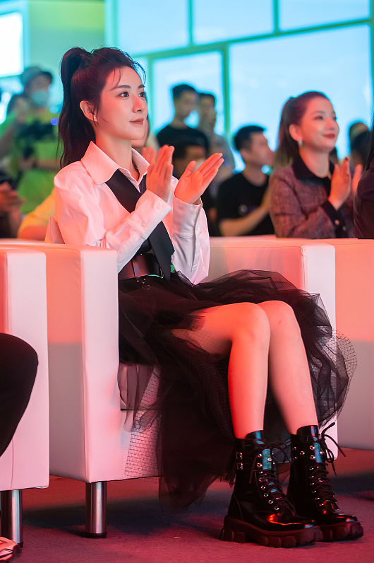 虽然薇娅的气场差了一点,但好在会穿,学00后穿"制服",太嫩了