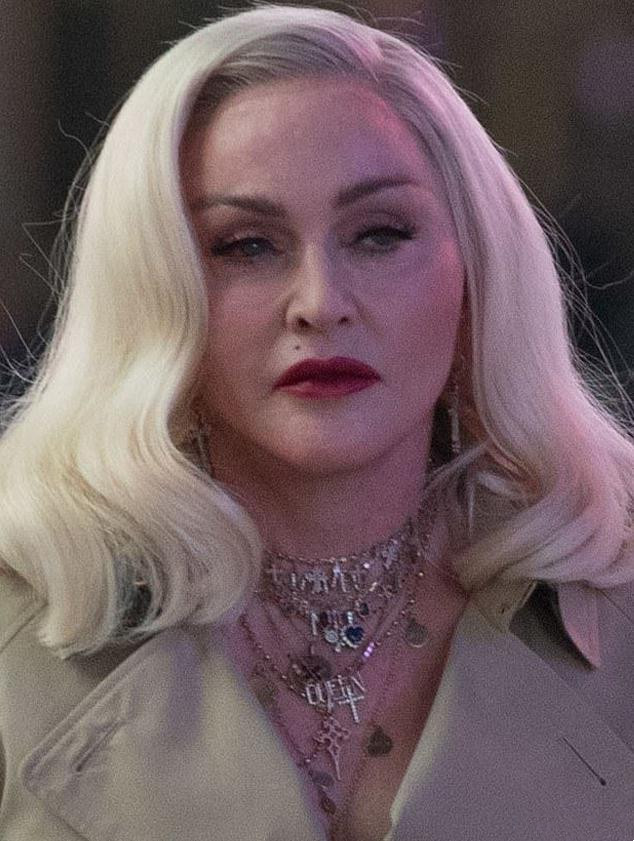 麦当娜真不服老,63岁照样穿渔网袜踩高跟,气场强大女王范十足