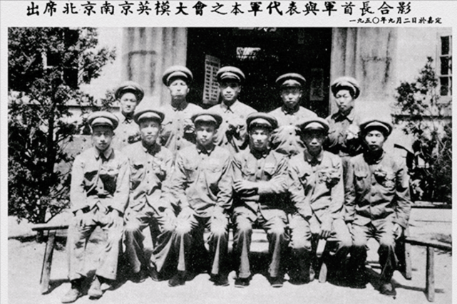 1950年9月底,作为三野第九兵团第20军的代表之一,杨根思赴京出席全国