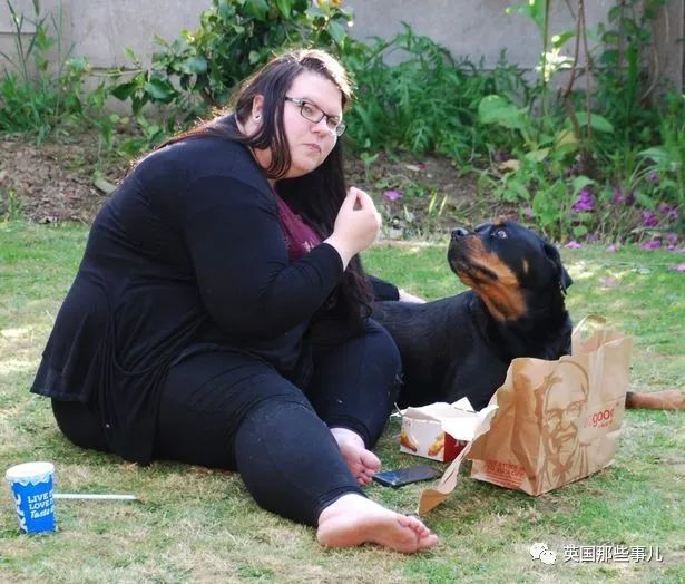 350斤妹子差点踩坏体重秤,咬牙减去一半体重,还帮男友减掉90斤!