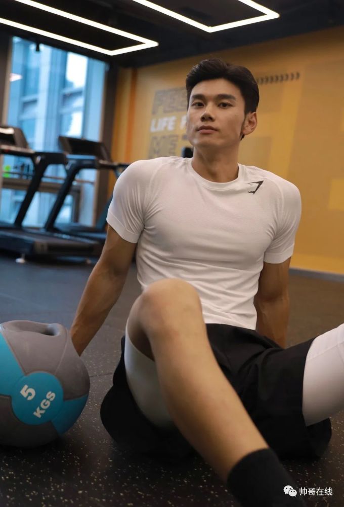 身材一直保持着恰到好处的样子.