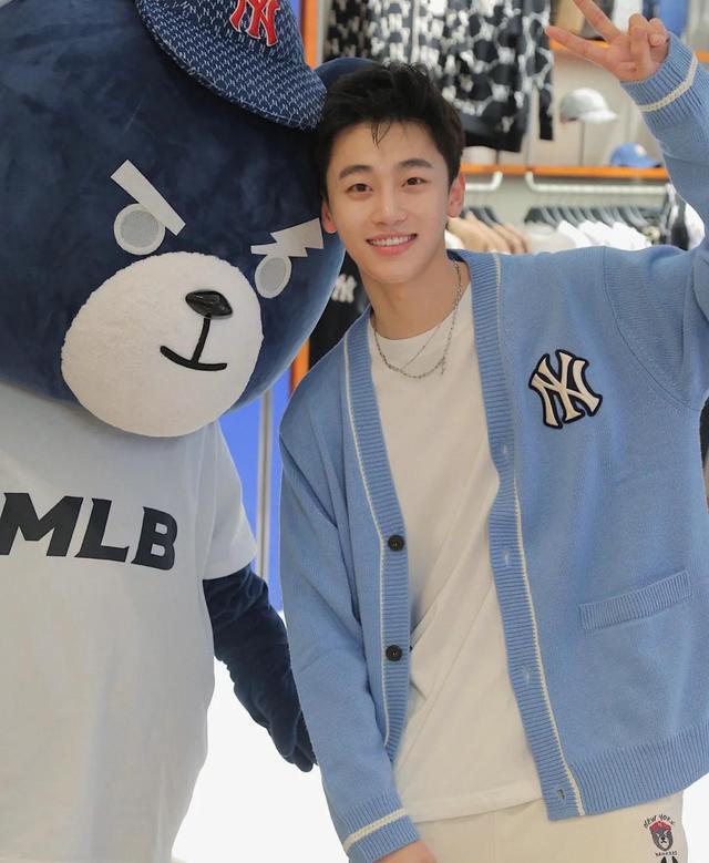 一张天然无公害的脸,笑起来太迷了,这样的小奶狗简直男友力爆棚