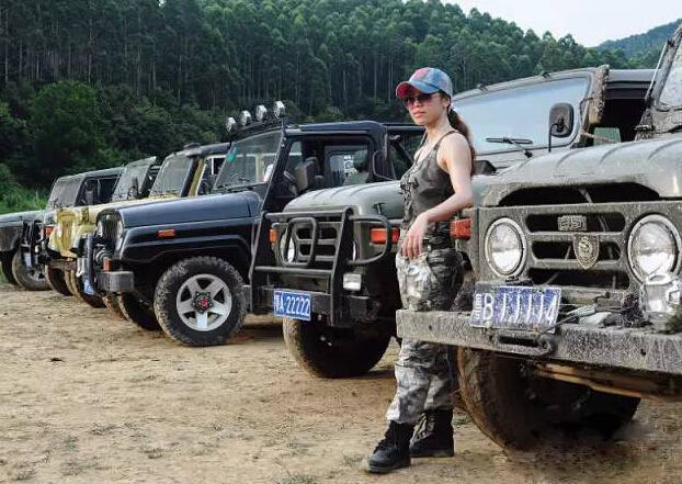 鄂a11111,林肯领航员,看上去就屌屌的,配上11111的车牌也算相称,车价