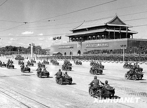 1951年我爷爷在北京天安门城楼参加了国庆两周年系列庆祝活动