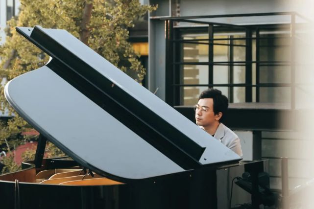 音悦漫步首秀·与朋友们对话日落~ 罗威治愈系阳台音乐会一号湾浪漫