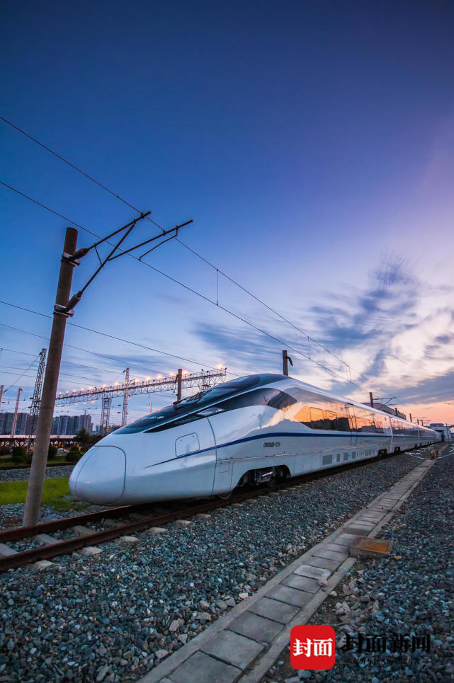 crh380d型动车组于2016年6月起在成都地区运行,目前主要开行绵泸高铁