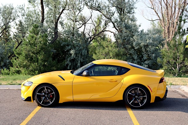 从前到后,toyota gr supra 具有严肃的运动型双门轿跑车的外观,而且