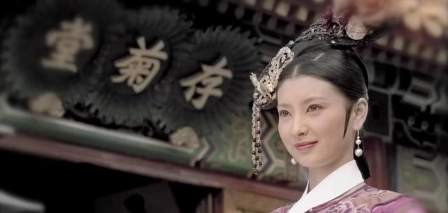 沈眉庄是一众秀女中,选秀时位份最高,最受皇上喜爱的第一位妃子,她从