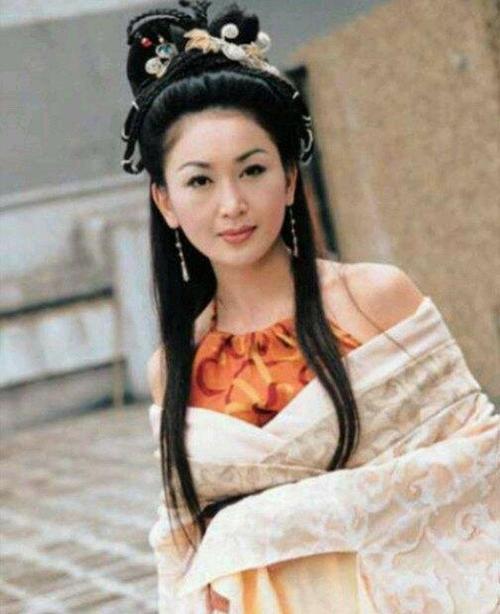 所以在这一版《封神榜》之中的苏妲己,服装都是简简单单的,甚至有人