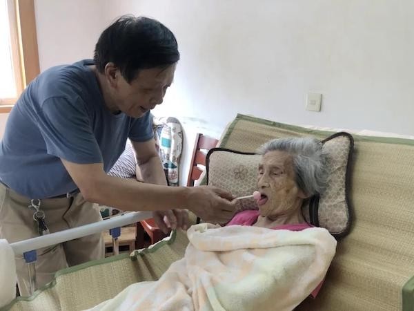 百岁老人长出黑发 背后是他们长期默默地付出
