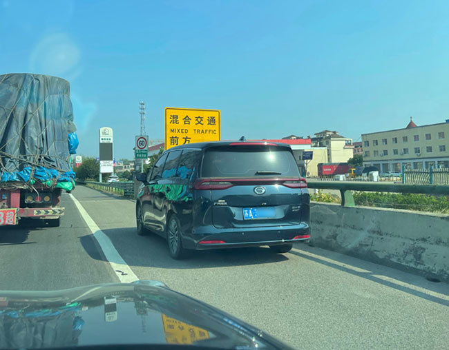 安徽铜陵5名网友高速拍下57辆车涉嫌违法占用应急车道