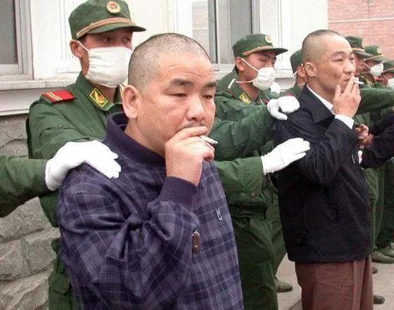 被判死刑后,女狱警主动做其情人|大连|监狱|谢红军|邹显卫