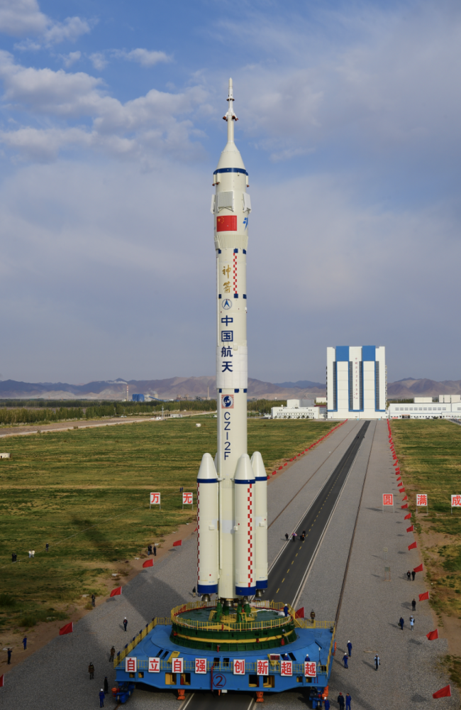 神舟十三号飞船与长征二号f遥十三运载火箭组合体已转运至发射区