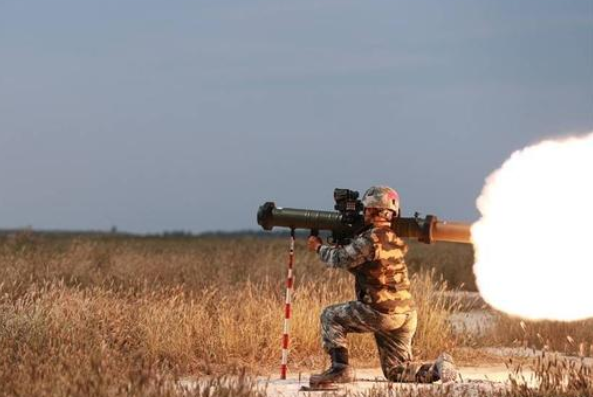 120mm火箭筒:装备我军合成旅工化分队,成为战场上的破障利器_腾讯新闻